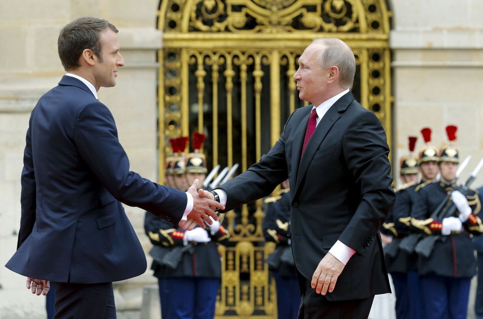 Foto: El presidente ruso, Vladimir Putin (d) es recibido por su homólogo francés Emmanuel Macron (i) a su llegada al Palacio de Versalles cerca de París. (EFE)