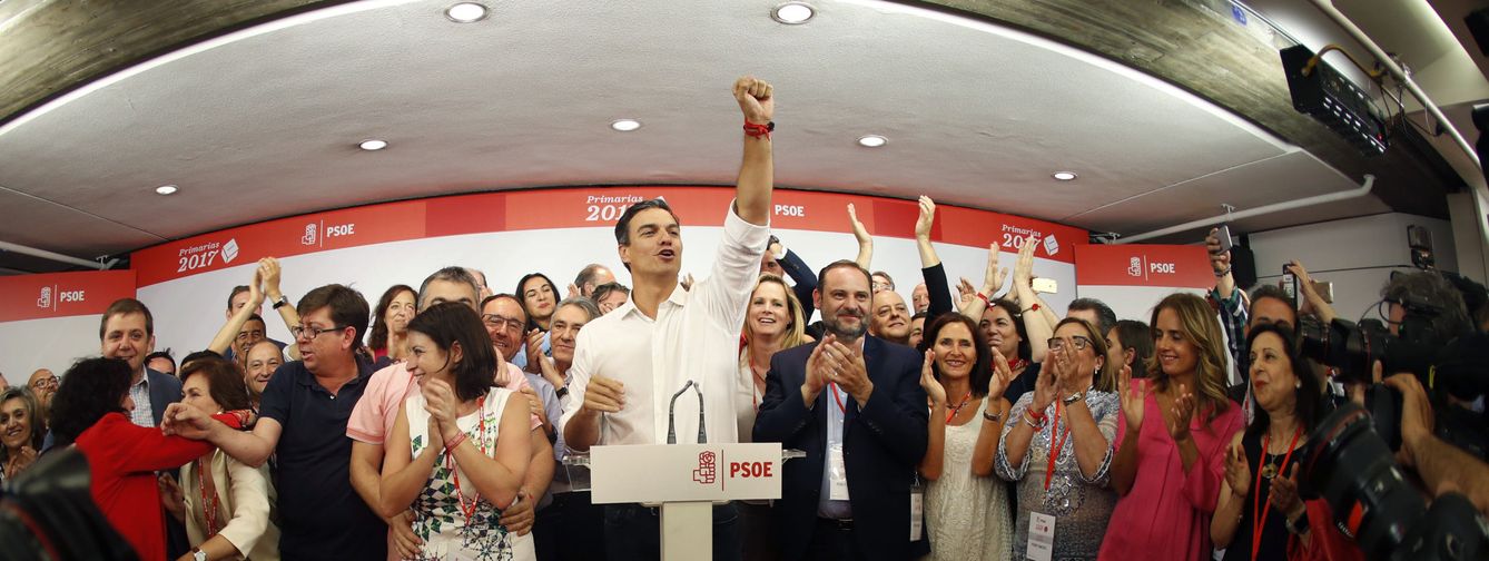 Foto: Pedro Sánchez celebra la victoria en las primarias con su equipo en Ferraz, este 21 de mayo. (Reuters)