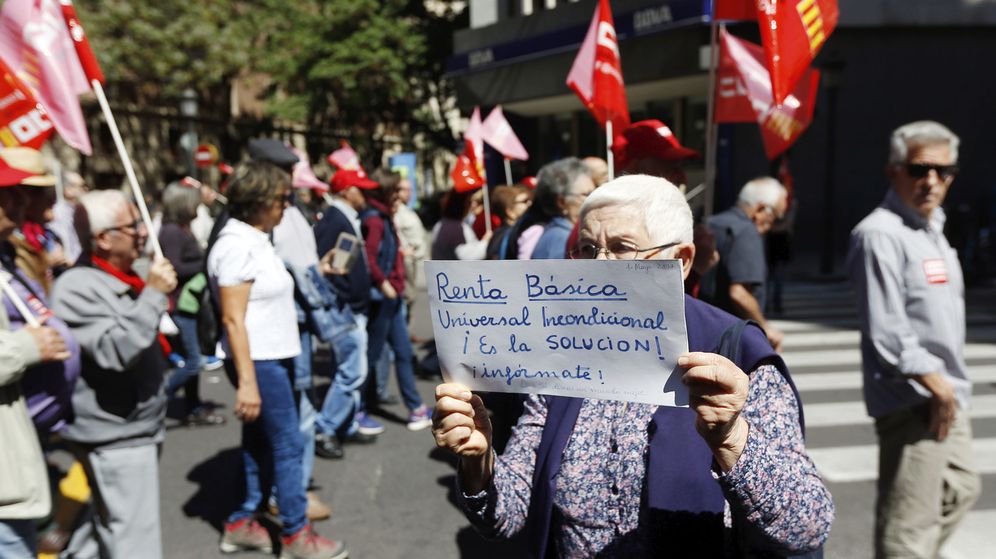 Foto: Una mujer reclama la renta básica universal durante una manifestación. (EFE)