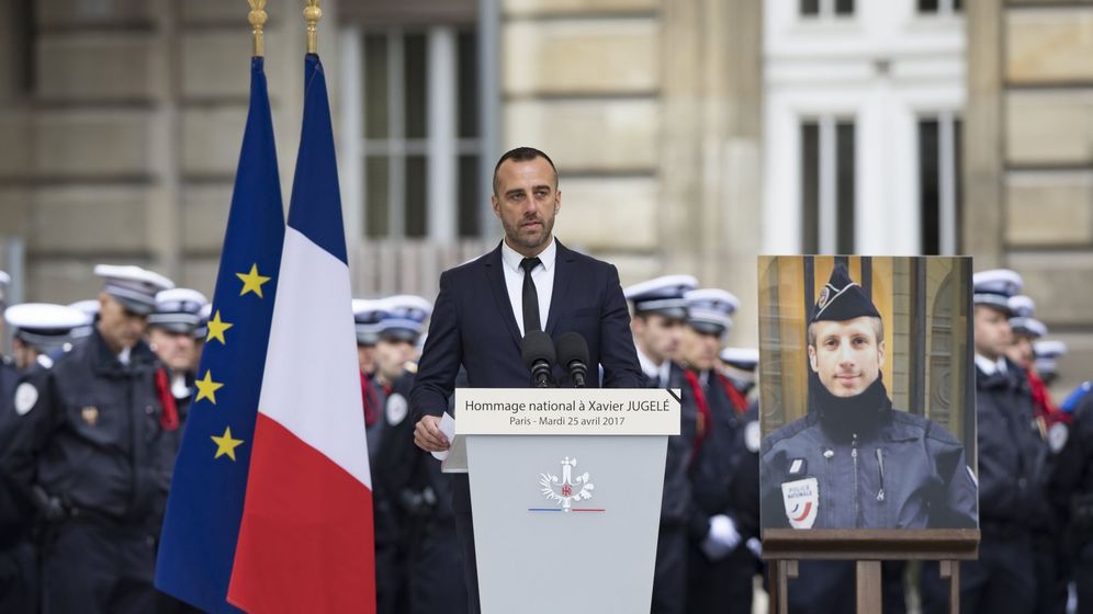 El marido del policía asesinado en París emociona a Francia con su homenaje
